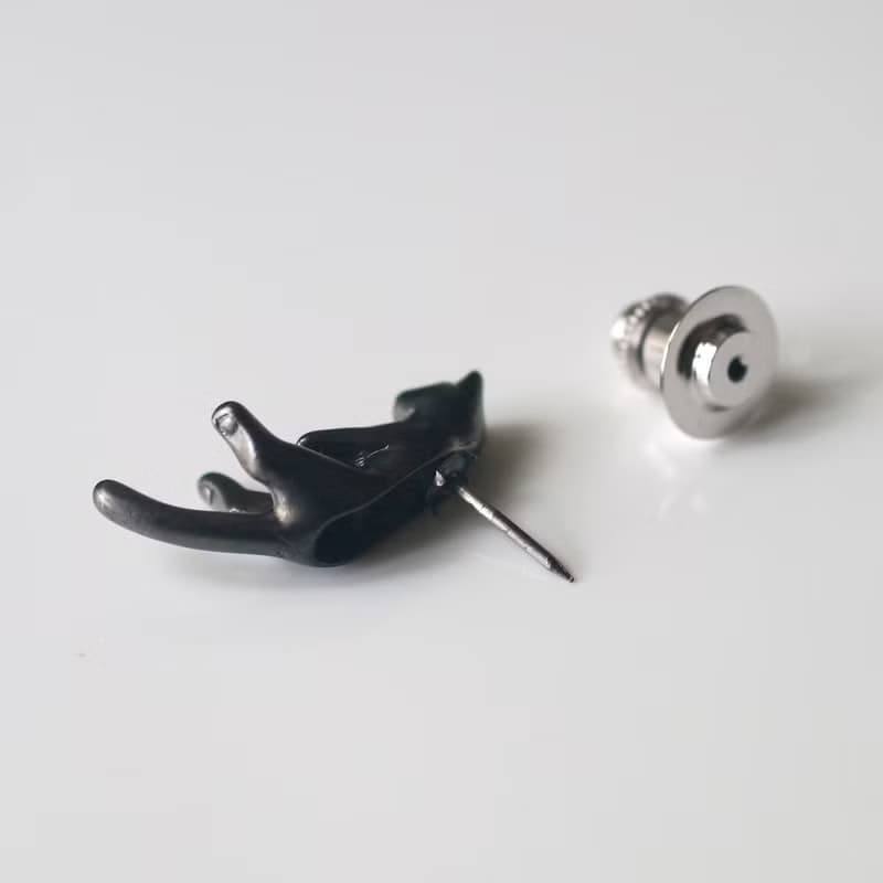 脱力猫ピンブローチ グリ 黒猫