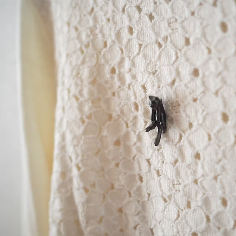 脱力猫ピンブローチ グリ 黒猫