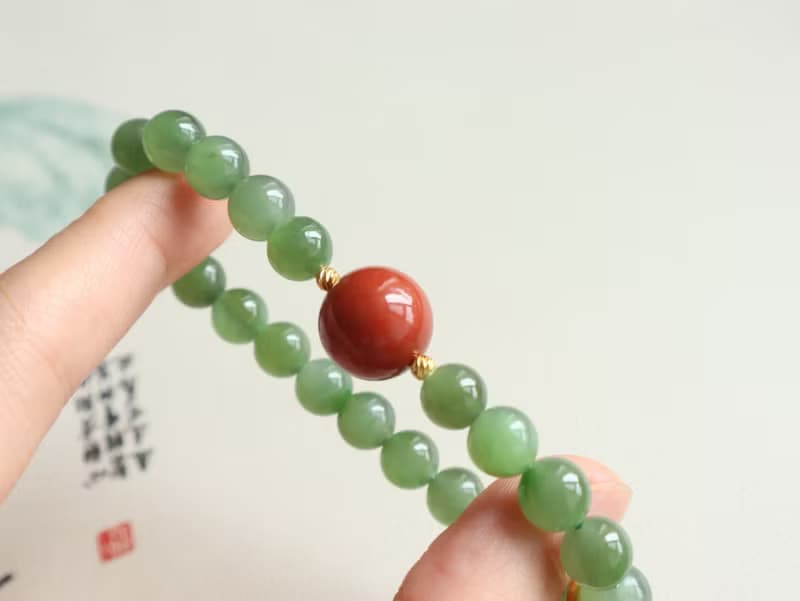 天然和田玉手鏈老料陽綠色碧玉手鏈玉質細膩油潤搭配南紅轉運珠