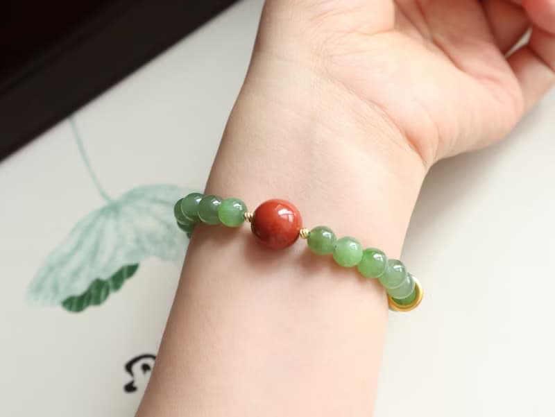 天然和田玉手鏈老料陽綠色碧玉手鏈玉質細膩油潤搭配南紅轉運珠