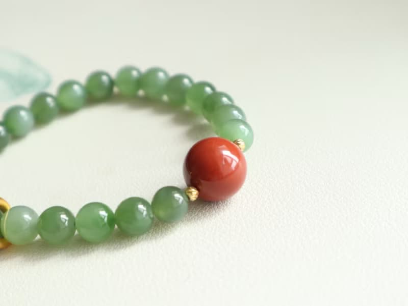 天然和田玉手鏈老料陽綠色碧玉手鏈玉質細膩油潤搭配南紅轉運珠