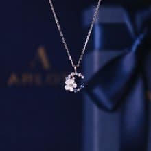 L'amour 優雅小花月亮頸鏈 (白金色)
