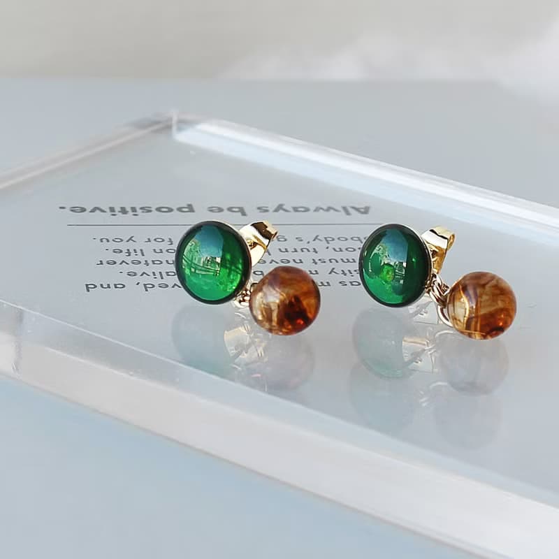 エメラルドグリーンカボションピアス/イヤリング