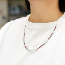 幸福に導く天使の石 アクアマリンと 深い絆 実りの象徴するガーネットのセミロングネックレス 3月/1月の誕生石
