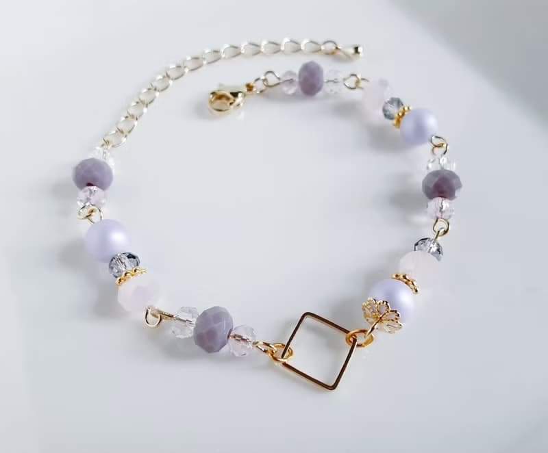 スクエア付き ラベンダーパープル色のブレスレット