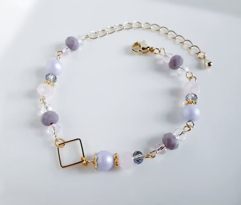 スクエア付き ラベンダーパープル色のブレスレット