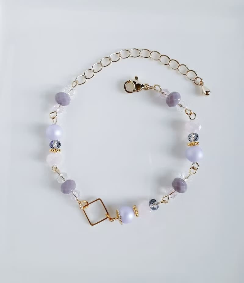 スクエア付き ラベンダーパープル色のブレスレット