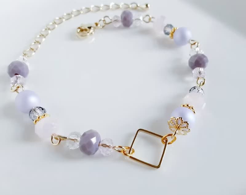 スクエア付き ラベンダーパープル色のブレスレット