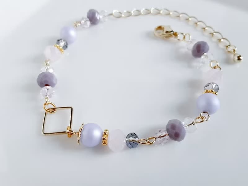 スクエア付き ラベンダーパープル色のブレスレット