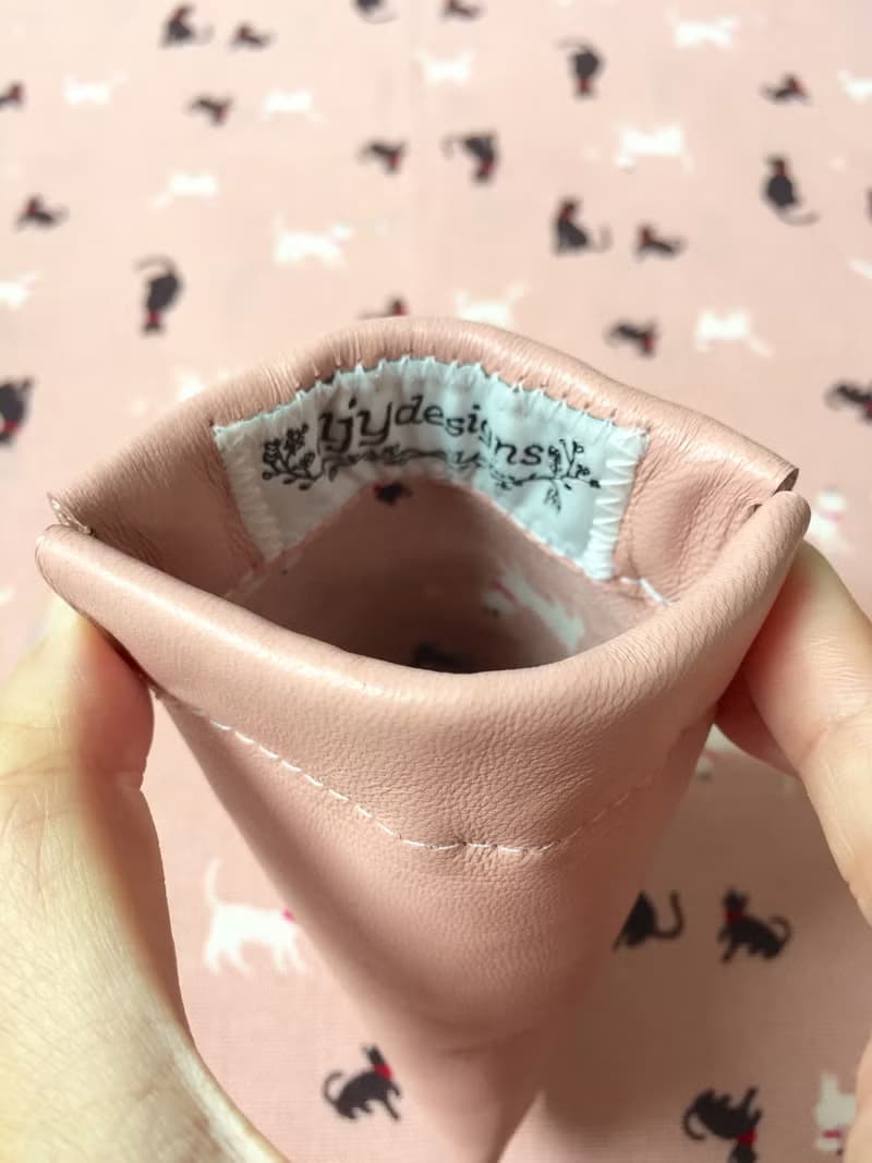 PY81-金字塔形狀粉紅色皮革彈片零錢包