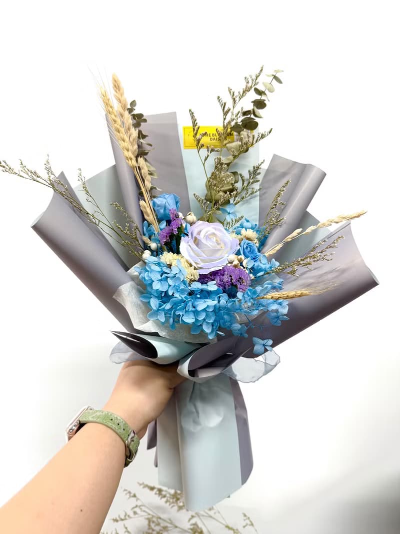 灰藍紫玫瑰花束