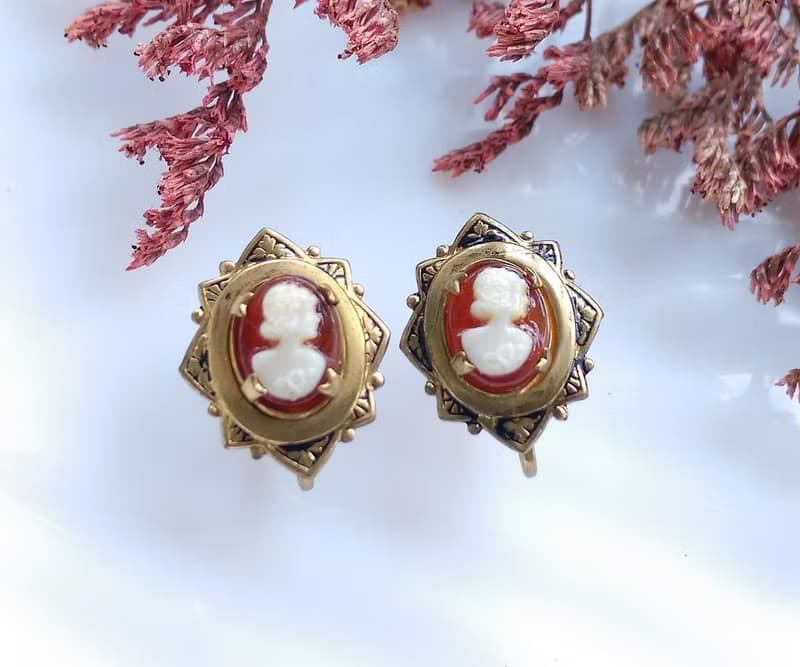 Vintage Jewelry 西洋古董飾品  CAMEO 小巧 古典 仕女 栓式耳環