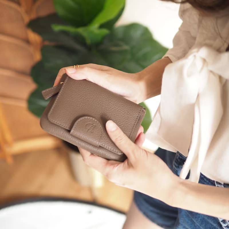 Mary (Cedar) : Mini wallet, short wallet, cow leather, Brown-grey, Zip pouch