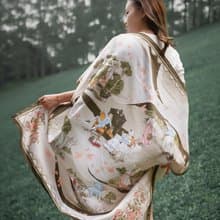 The Milkmaid Outer Scarf en Rose Classic 110x110cm