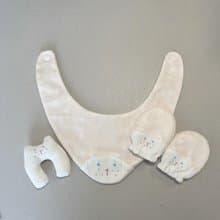 點點貓。三色。圍兜兜。手套。手遙鈴。彌月禮盒。貓