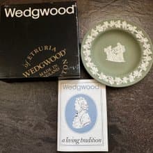 金銀寶貝  英國製經典瓷器 WEDGWOOD 墨綠色神話盤子
