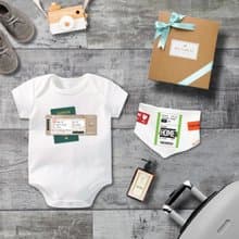 寶寶機票 短袖包屁衣 三角巾沐浴露 3件組禮盒 滿月周歲禮物