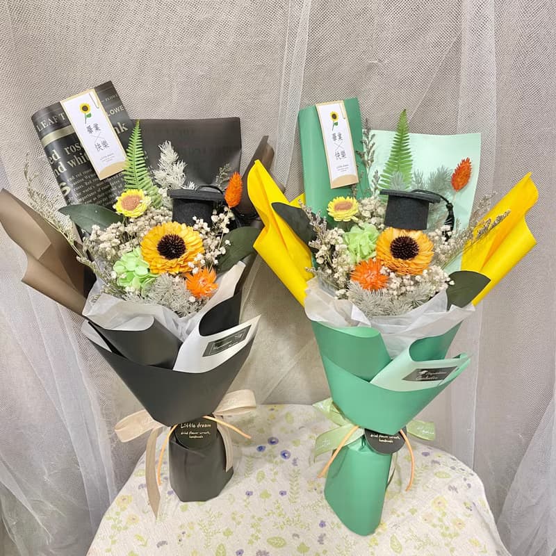 | 小夢境花藝 | 畢業帽 索拉向日葵 滿天星 畢業花束 畢業快樂