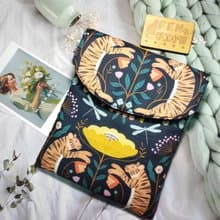 袋物系列-動物系列-英國限量布料-黑底宮庭老虎7.8吋電子書保護套