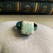 戒指 日本白瓷 自然釉色 無限看不膩色調 真皮革 藝術等級