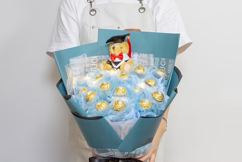 畢業花束 畢業熊+豪華版金莎18顆花束 附燈串 療癒藍 A012