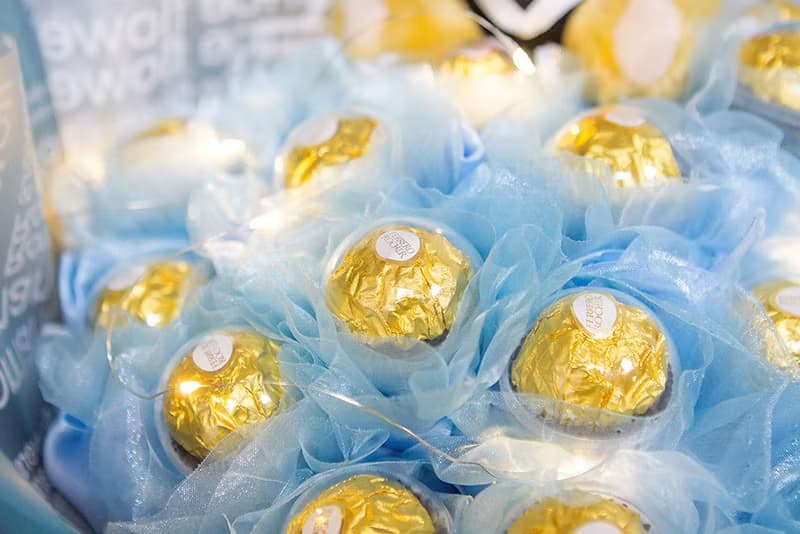 畢業花束 畢業熊+豪華版金莎18顆花束 附燈串 療癒藍 A012