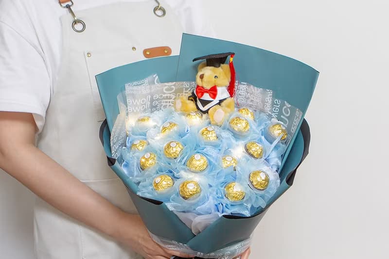 畢業花束 畢業熊+豪華版金莎18顆花束 附燈串 療癒藍 A012