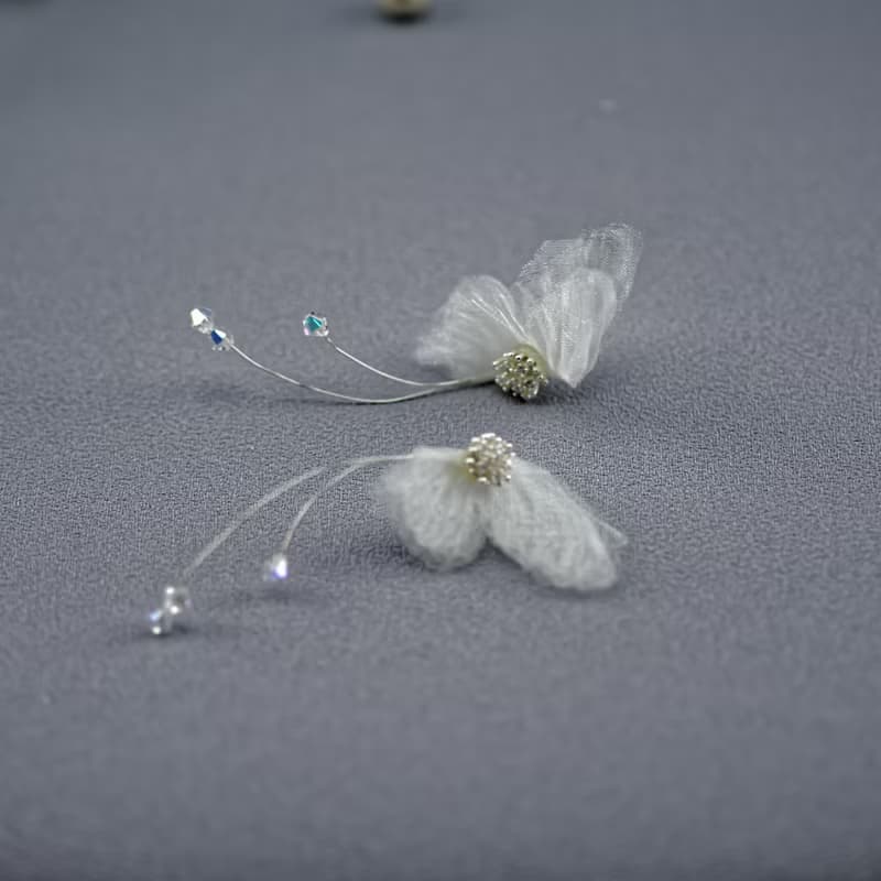 Tender 溫柔小蝴蝶銀色輕飄水晶耳環