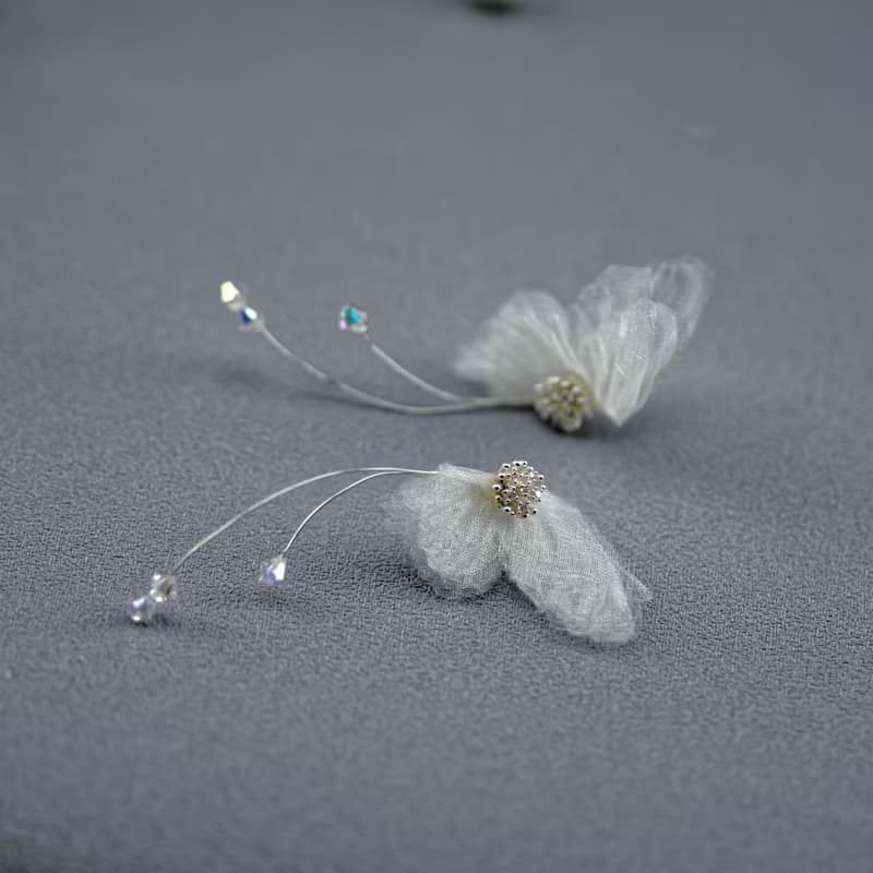 Tender 溫柔小蝴蝶銀色輕飄水晶耳環