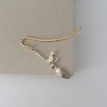 Cat bookmarks on brooms, bookmarks, gold, bookmarks, cats, graduation ceremonies