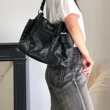 【 日本直送　名牌中古包 】PRADA プラダ ショルダーバッグ ブラック ロゴ レザー ホーボーバッグ vintage ヴィンテージ オールド pbitjd