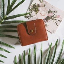 【禮盒】真皮扣式俏麗短夾 X0117 紅棕V