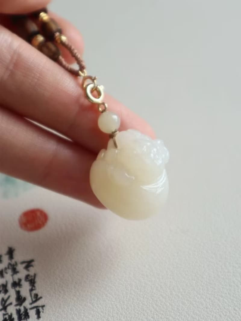 天然和田玉發財豬吊墜冰底藕粉色精工立體雕刻寓意諸事順遂生肖豬