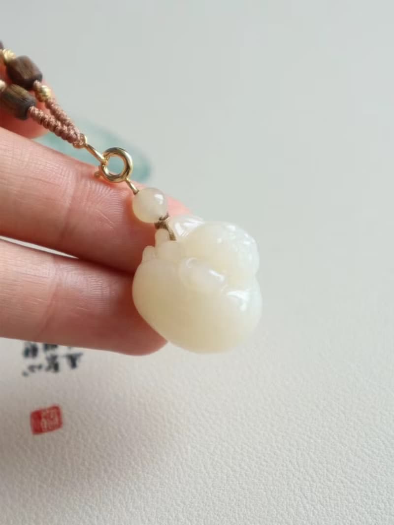 天然和田玉發財豬吊墜冰底藕粉色精工立體雕刻寓意諸事順遂生肖豬