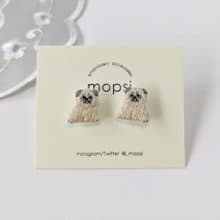 パグ座り　刺繍ピアス/イヤリング