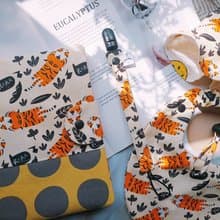 津Handmade 彌月禮盒組/寶寶手冊套/圍兜/帽子/奶嘴鍊
