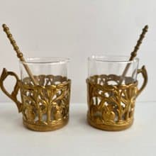 來自法國的古董黃銅和玻璃茶具 |套裝 2 個帶玻璃架和勺子的玻璃