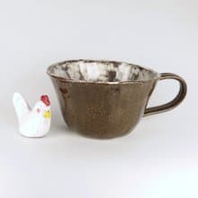 手捏咖啡杯