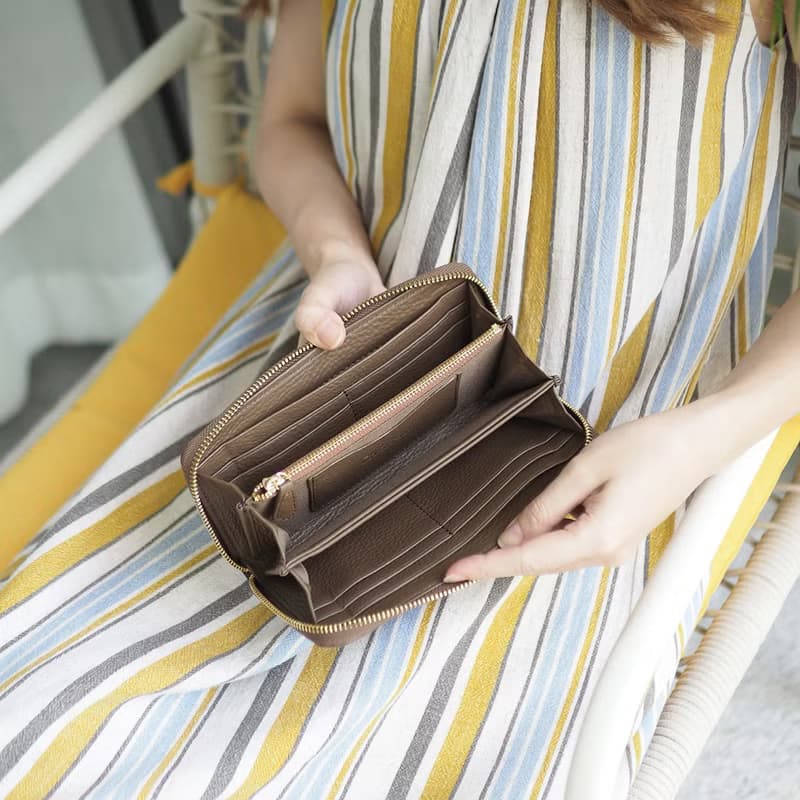 DOLLAR (Cedar) : Zip around long wallet, cow leather, Brown wallet
