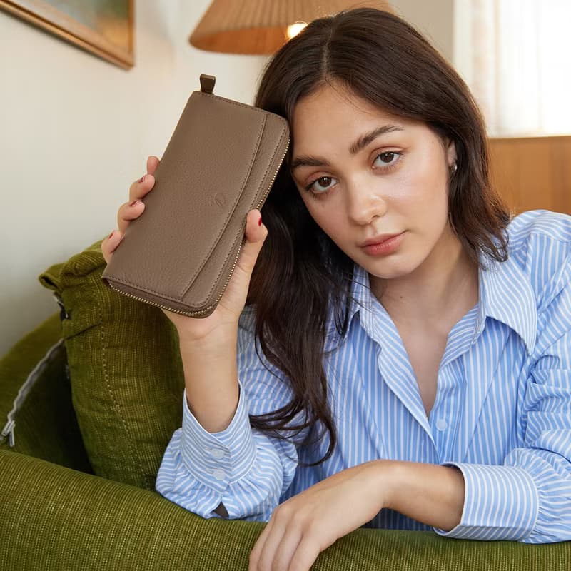 DOLLAR (Cedar) : Zip around long wallet, cow leather, Brown wallet