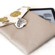 【手作童趣布鈕扣】電子閱讀器保護套 # 旅行貓咪_杏色