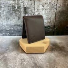 DUAL - 簡約真皮手縫短夾 - 咖啡色