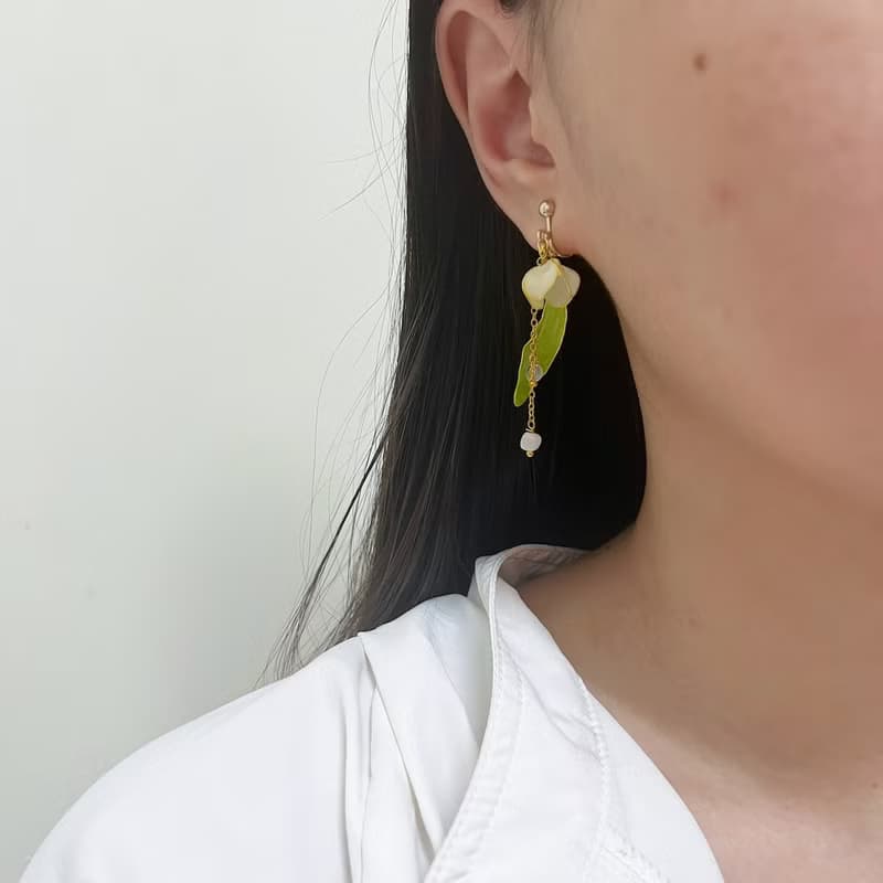 微風裡的祝福/鈴蘭/鈴蘭耳環/手工耳環/無痛耳夾/樹脂耳環/禮物