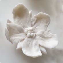 瓷花  陶瓷花  白色的花是手工雕刻的