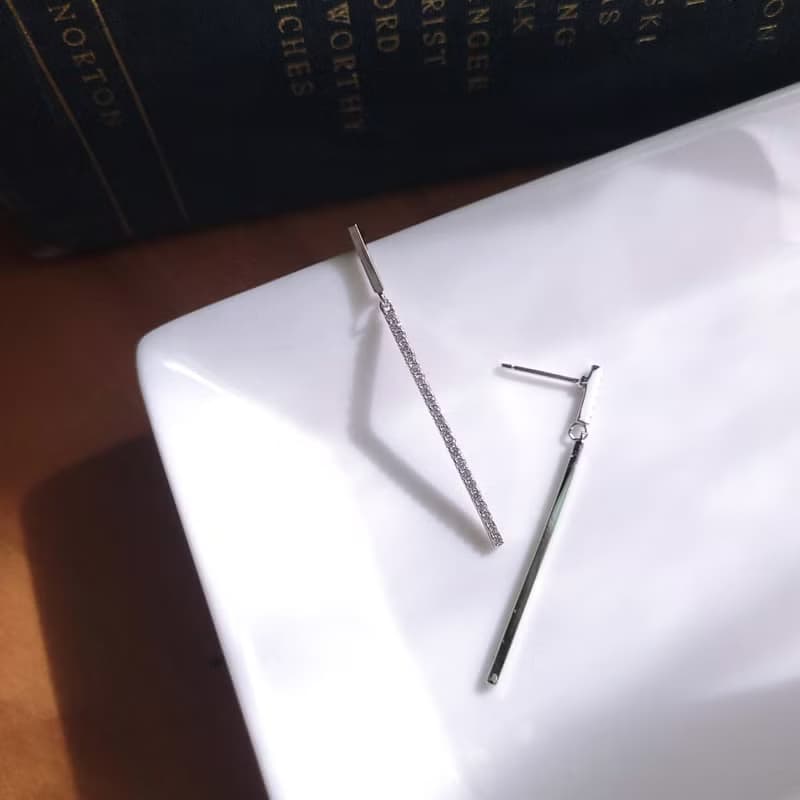 漫舞。細長不對稱鑲嵌造型925銀耳針 耳飾