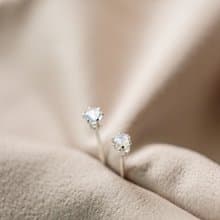 SV925 迷你藍光月光石單鑽耳環(耳夾) 3mm 皇冠六爪鑲 養耳棒