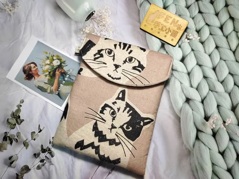 袋物系列-日本知名設計師厚棉布粉底米白大貓咪7.8吋電子書保護套