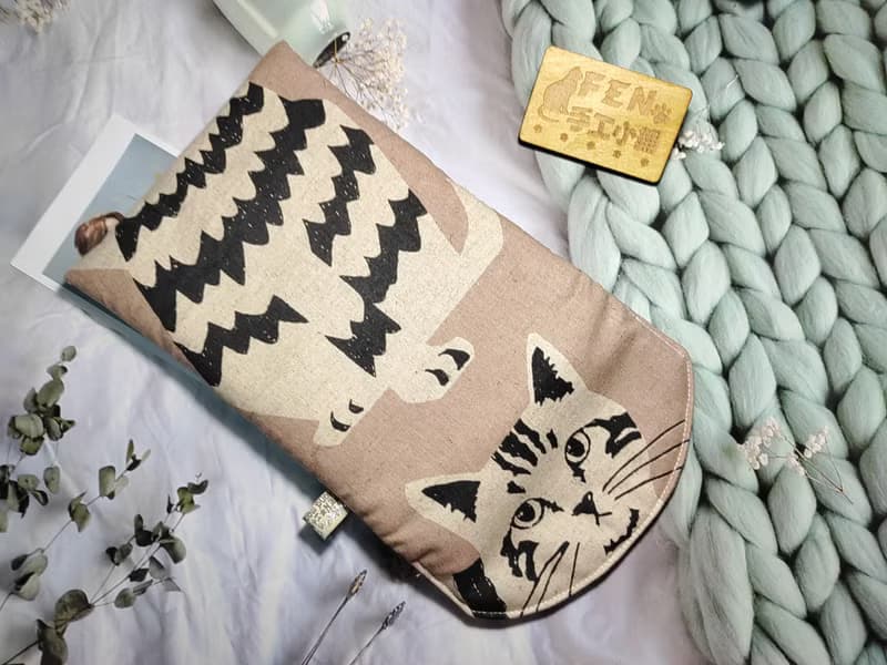 袋物系列-日本知名設計師厚棉布粉底米白大貓咪7.8吋電子書保護套