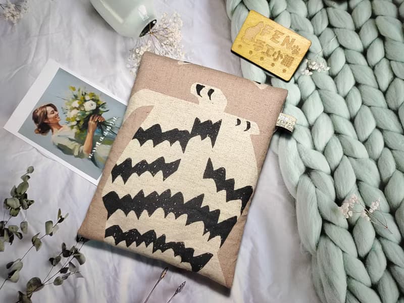 袋物系列-日本知名設計師厚棉布粉底米白大貓咪7.8吋電子書保護套