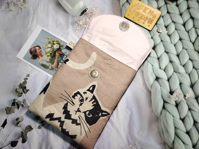 袋物系列-日本知名設計師厚棉布粉底米白大貓咪7.8吋電子書保護套